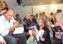 Bruno Vespa firma copie d'autore al pubblico di Cortina InConTra